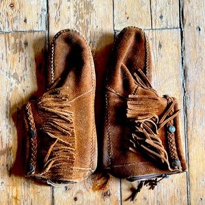 Minnetonka boots sz 9